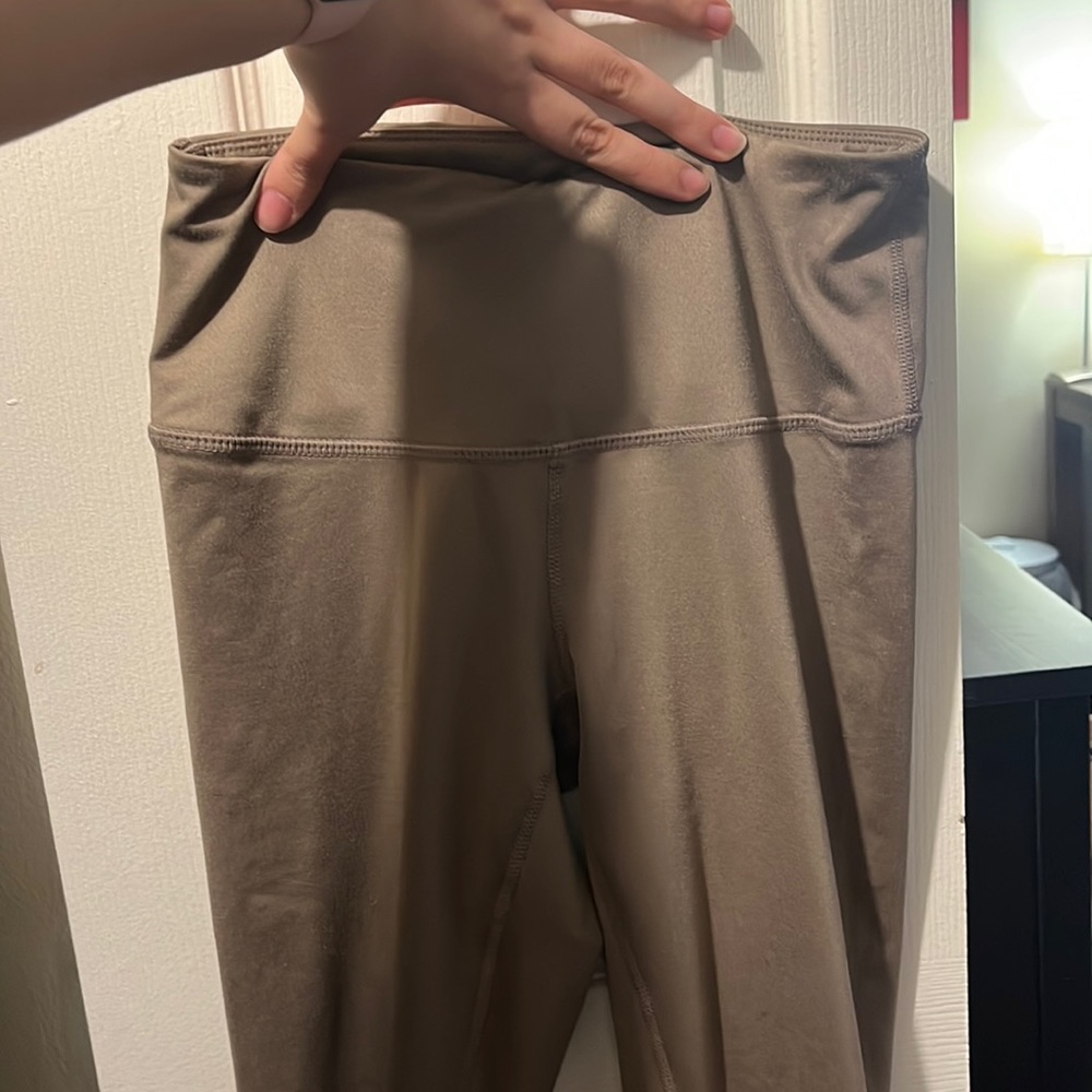 Light brown/tan leggings.